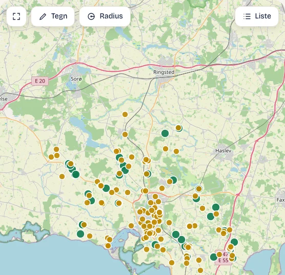 Kortet over Næstved Kommune med 165 boliger som prikker, grønne for dem der opfylder kravene og gule for dem der er tæt på, og listen ved siden af.
